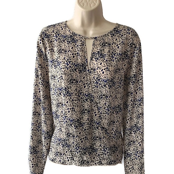 Larry Levine Tops - Adorable animal print top  size medium key hole